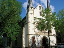 Haupteingang der Auferstehungskirche in Karlsruhe